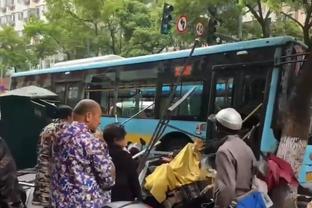 Trước cuộc thi Song Hồng Hội, có người ném chai vào xe buýt Mạn Liên, đập vỡ một phần thủy tinh?
